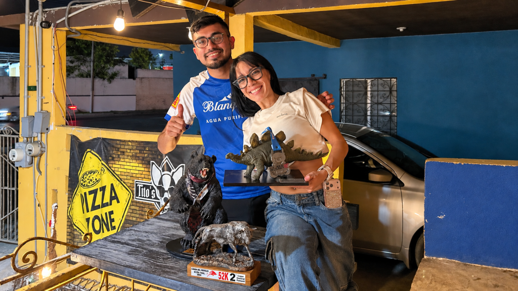 Nallely De León posa junto a algunos de sus trofeos más recientes durante la entrevista con Deportes 27.
